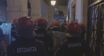 Poliziaren gehiegikeria eta gezurrez beteriko kontakizun mediatikoa salatu ditu Azpeitiko Gaztetxeak (2)