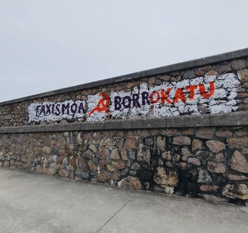 Hondarribian azaldutako margoketa faxistak ezabatu dituzte (2)