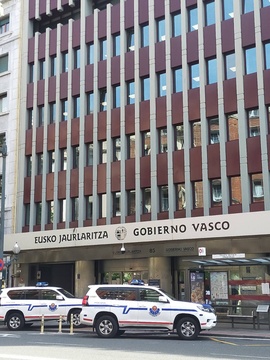Jaurlaritzaren Bilboko egoitza nagusian protesta egin zuen atzo Uribe Kostako Khalasek (1)