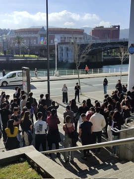 Ertzaintzak ikasleak jazarri ditu Bilboko Botikazar institutuan eta Ibaetako campusean (1)