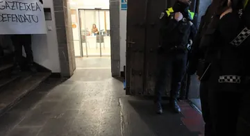 Alkatearen mehatxuei aurre eginez, Azkoitiko Gaztetxearen aldeko aldarria udaletxera eraman dute (1)