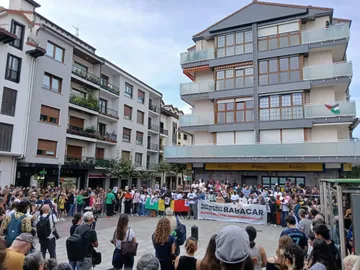 Babacarren erailketa salatzeko, Hondarribiko kaleak hartu dituzte bigarrenez (5)