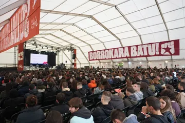 Milaka gazte batu dira Elizondon bigarren egunez, sozialismoaren alde indarrak batzeko (1)