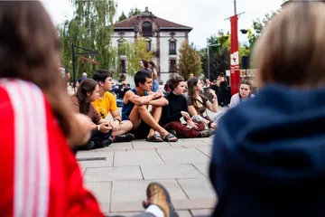 Milaka gazte batu dira Elizondon bigarren egunez, sozialismoaren alde indarrak batzeko (26)
