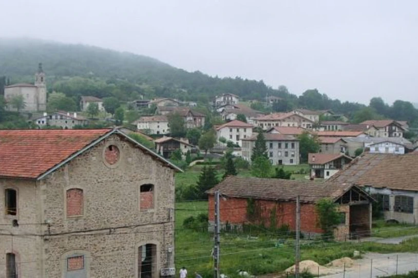 Langile bat hil da Izarrako bulego batean, lanean ari zela
