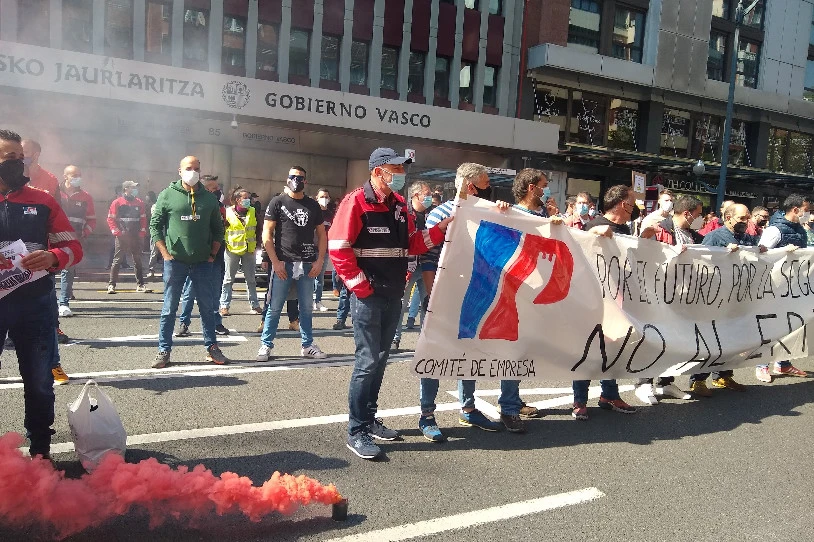 Lanuzteei ekin diete Petronorreko langileek, hitzarmena berritzearen alde