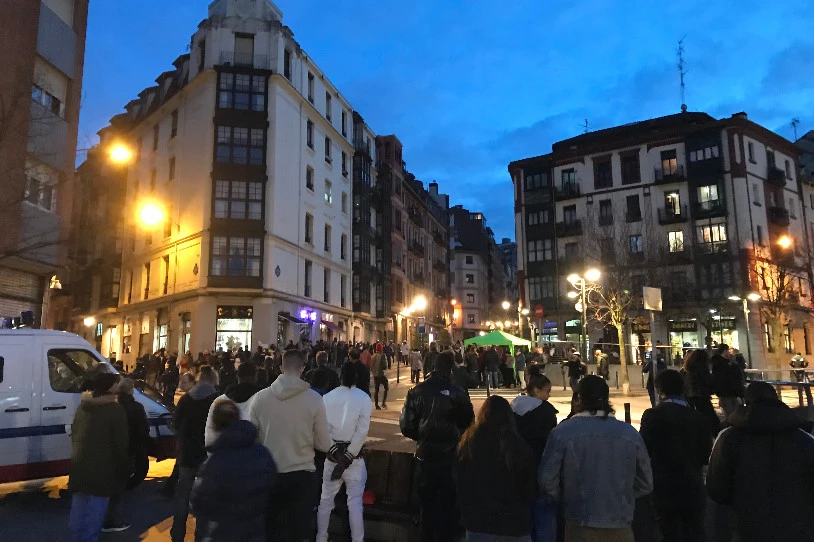 Voxen ekitaldi baten kontra, protestara atera dira Bilboko San Frantziskon