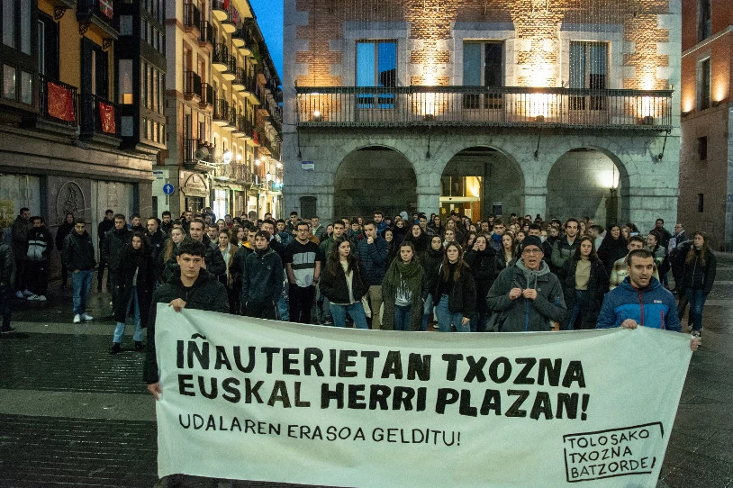 Tolosako inauterietako txozna Euskal Herria plazan manten dezatela exijitu dute