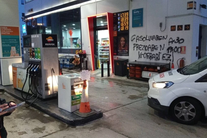 Gasolinaren prezioa %17 igo da Espainiako Estatuan deskontua deuseztatu zutenetik
