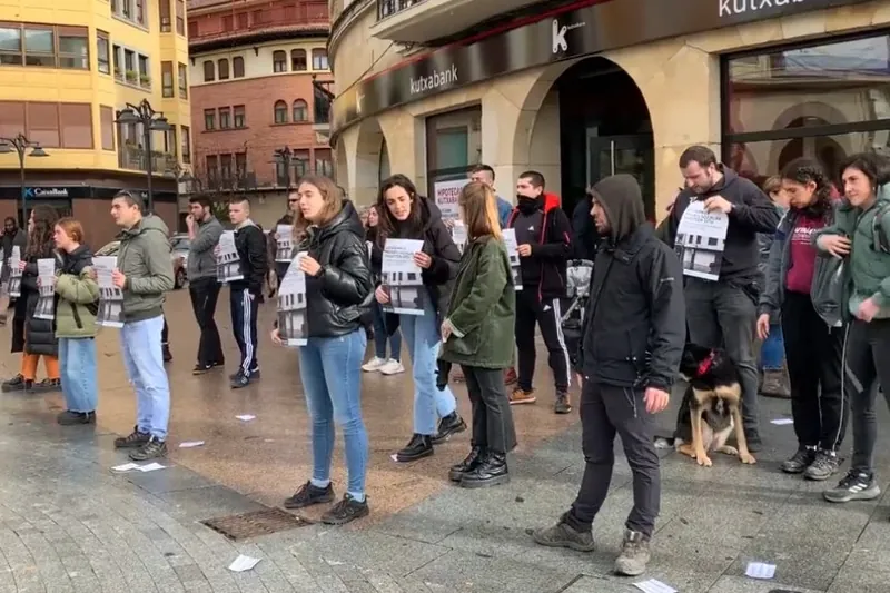 Gernikako Zentro Sozialista hustu nahi du Kutxabankek
