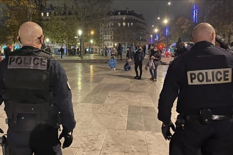 Poliziak pertsona etxegabe bat erail du Parisen