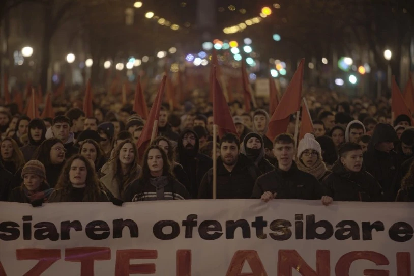 Ofentsiba burgesaren aurkako aldarriak bete ditu Bilboko eta Iruñeko kaleak