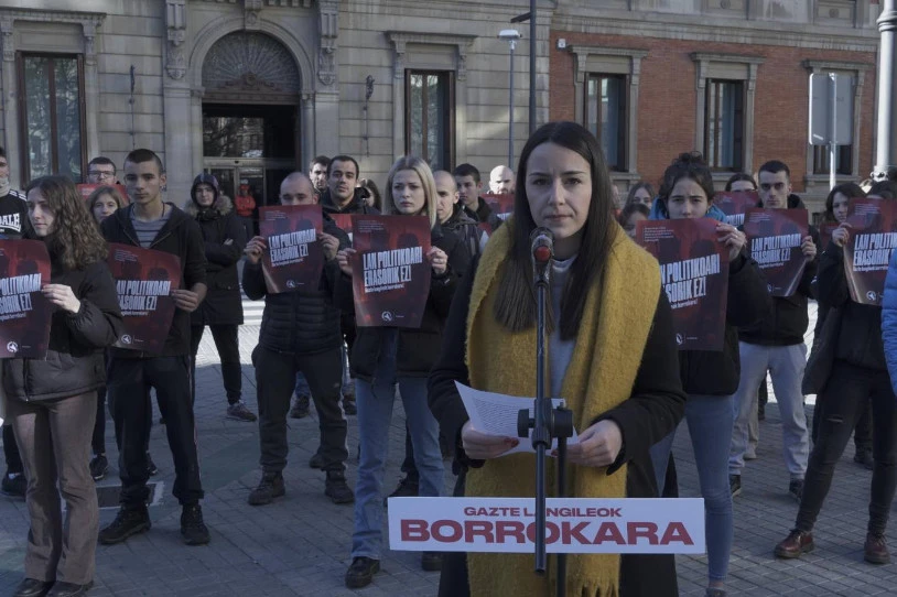 Iruñerrian, 50 gaztetik gora identifikatu eta isundu dituzte GKSren propaganda politikoa egiteagatik