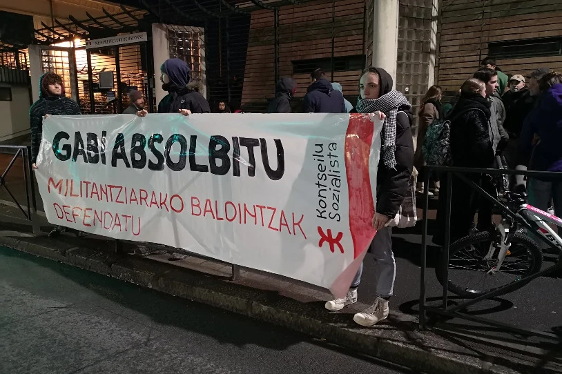 3.000 euroko zigorra jarri diote Mugimendu Sozialistako kide bati, Ezpeizen margoketak egitea leporatuta