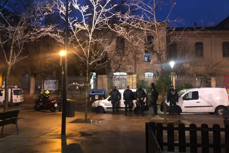 Luis Buñuel zentro sozial okupatua hustu dute polizia-indarrek Zaragozan