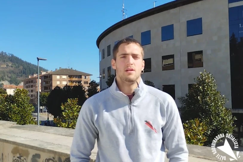Laudion 1.500 euroko isunak ezarri dizkiete hainbat gazteri, pankarta bat jartzeagatik