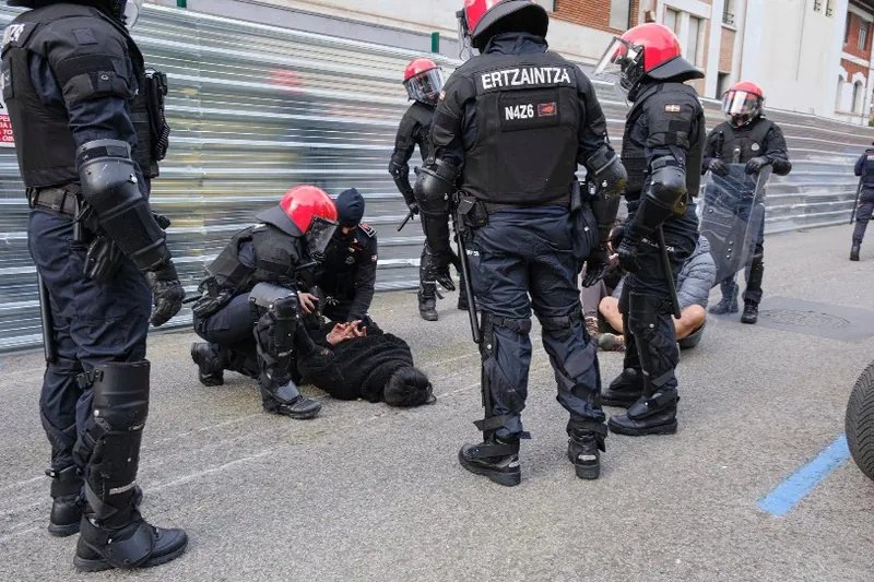Erromoko Gaztetxea eta Nagusien Etxea eraitsi dituzte