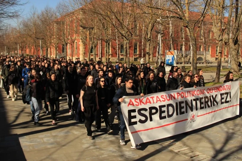 EHUk 34 ikasle grebalariri ireki nahi dizkien espedienteen kontra mobilizatu dira Gasteizen