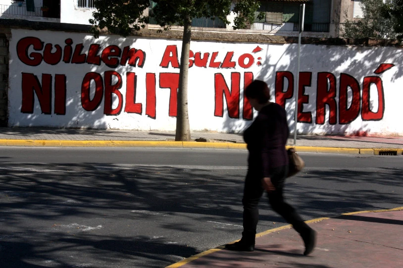 Likido mingarri batekin eraso diete Valentzian Guillem Agulló oroitzeko ekitaldian zeudenei