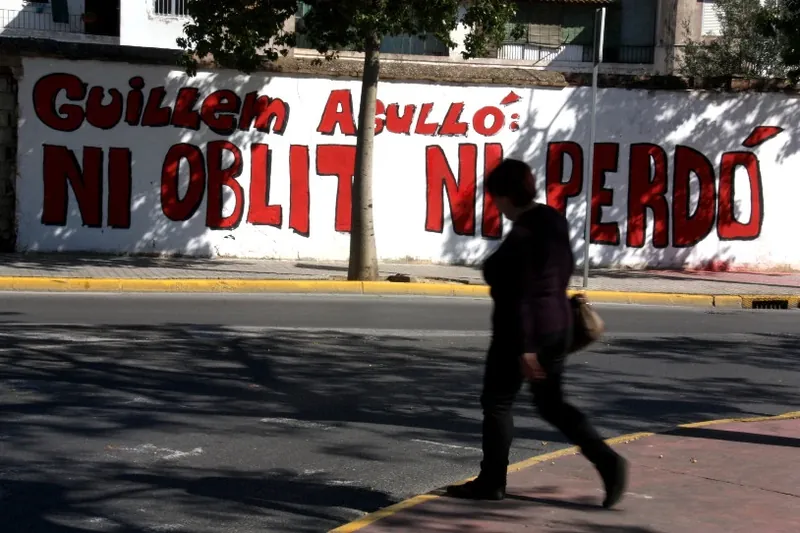 Likido mingarri batekin eraso diete Valentzian Guillem Agulló oroitzeko ekitaldian zeudenei