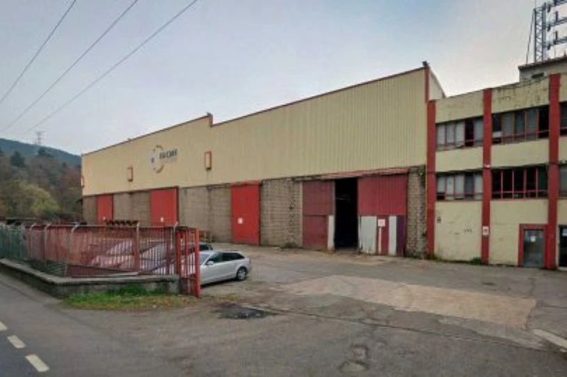 Behargin bat hil da Arrigorriagako industriagune batean, objektu astun batek jo ostean