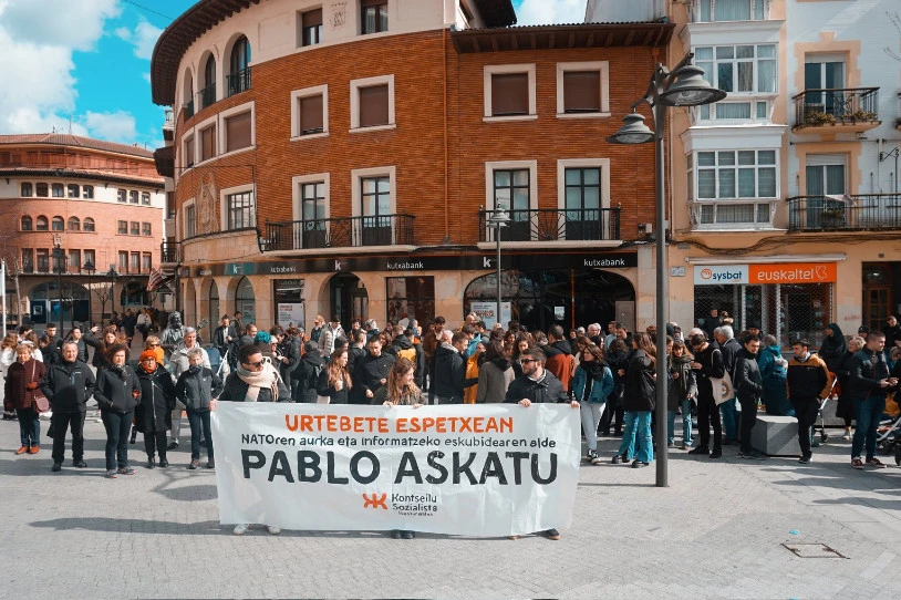 Pablo Gonzalez kazetariak urtebete darama Polonian preso