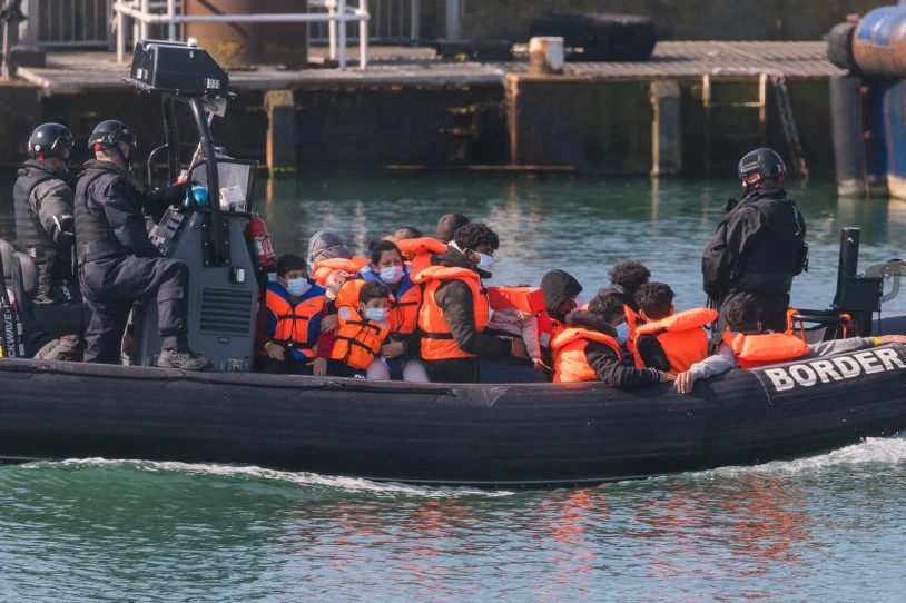 Erresuma Batura pateran heltzen diren pertsona migratzaileek ezingo dute asilorik eskatu