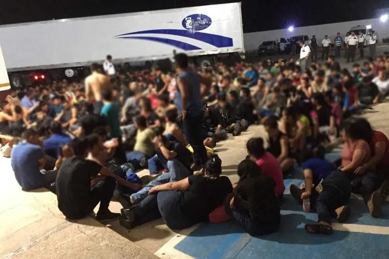 Mexikotik migratu nahian ari ziren 343 lagun topatu dituzte kamioi abandonatu batean