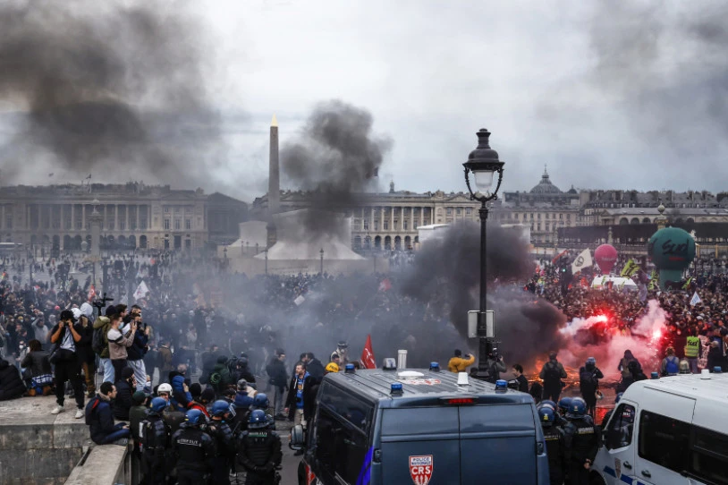 Ehunka atxilotu Frantziako Estatuan, onartu berri duten erretreten erreformaren kontrako protestetan