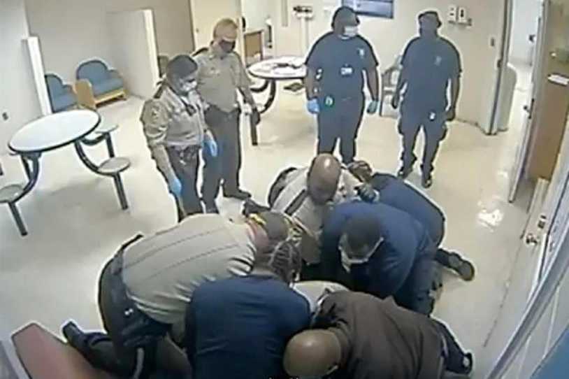 Virginian, hainbat polizia-agentek afroamerikar bat nola azpiratu eta ito zuten argitaratu da