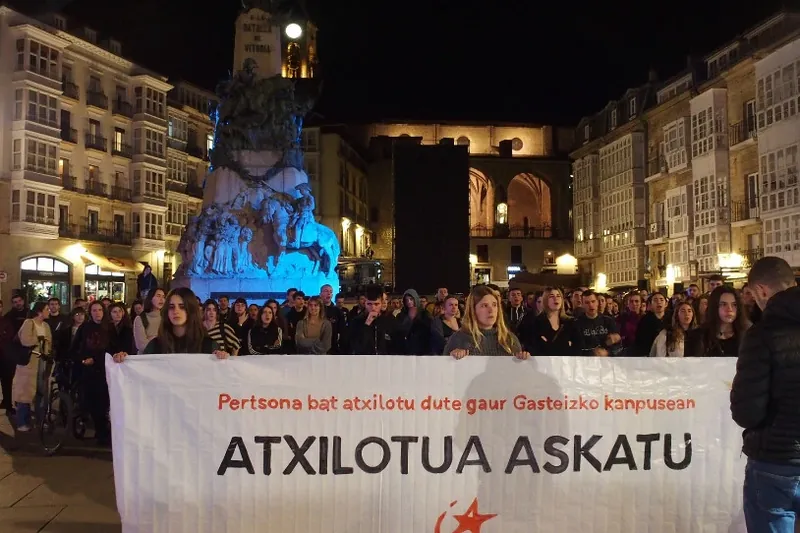 Ikasle bat atxilotu dute Gasteizko campusean, propaganda politikoa egiten ari zela