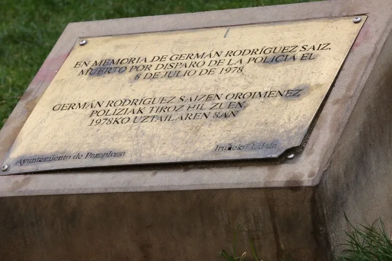 German Rodriguezen omenezko oroitarriari eraso diote Iruñean