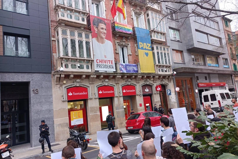 Espainiako Gobernua osatzen edo sostengatzen duten alderdien aurrean egin dute protesta Kontseilu Sozialistek