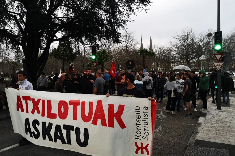 Atxilo jarraitzen dute atzoko greba egunean Baionan atxiloturiko lagunek