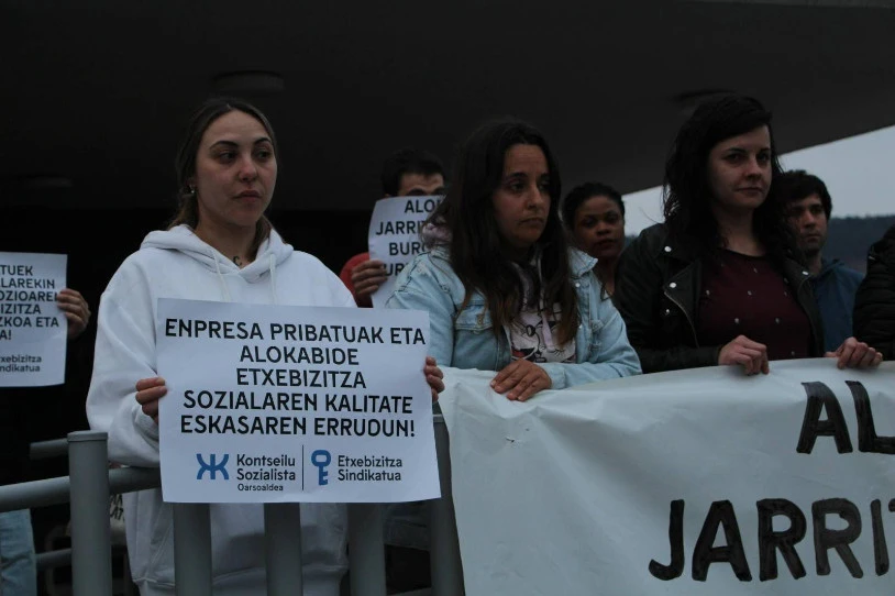 Oreretako alokairu sozialeko etxebizitza batzuetan jasaten ari diren egoera salatu dute bizilagunek eta Oarsoaldeko Etxebizitza Sindikatuak