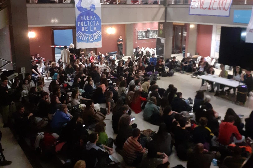 Askatasun politikoen aldeko itxialdia egin dute Madrilgo Complutense Unibertsitatean