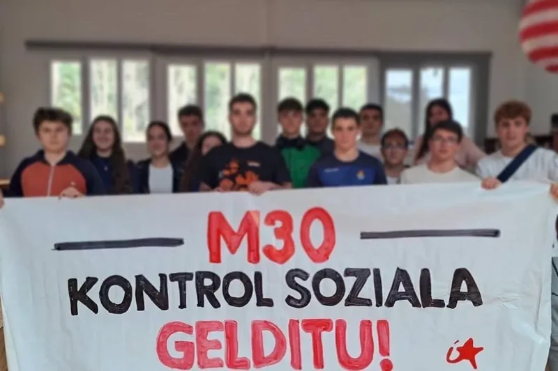 Zumaiako batxilergoan INIKAren eta SMS mezuen bidezko kontrola eten dezatela exijitu du IAk