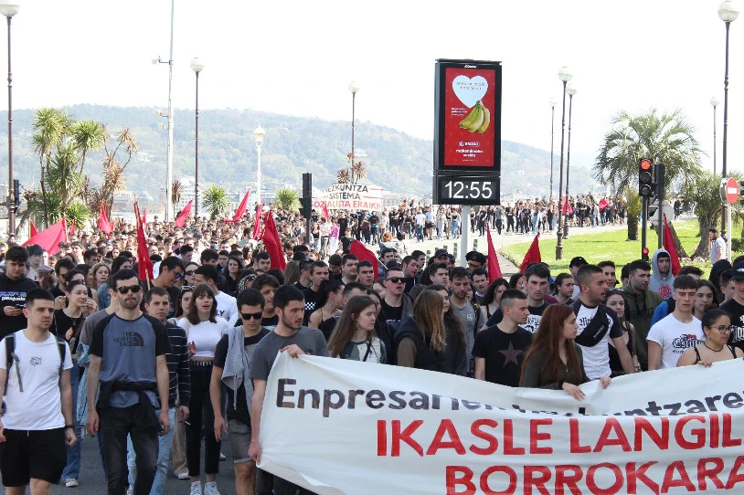 Greba egin dute milaka ikaslek, enpresari handien menpeko hezkuntzaren kontra