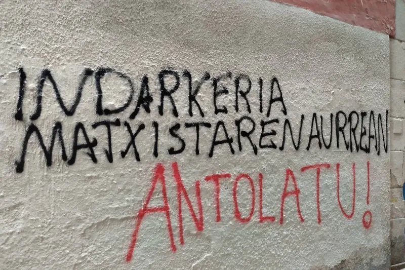 Emakume bat jipoitu eta erre du bere bikotekide ohiak, Deustun
