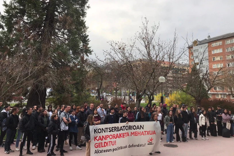 Ikasle baten kontrako kanporatze-mehatxua atzera bota dezala exijitu diote Gasteizko musika kontserbatorioari