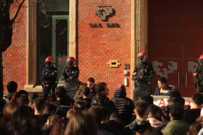 Azken grebari begira jasandako askatasun politikoen urraketak salatuko dituzte gaur EHUko campusetan