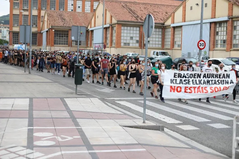 Iruñerrian 2021ean atxilotu zituzten hamar gazteetatik zortziren kontrako inputazioa, bertan behera