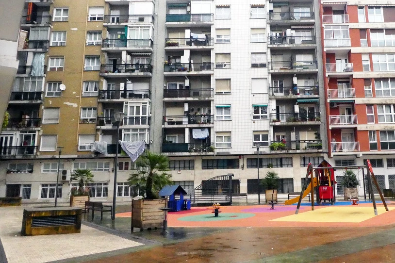 Donostian bi lagun etxegabetu dituzte etxejabeak eta bi matoik, legez kontra