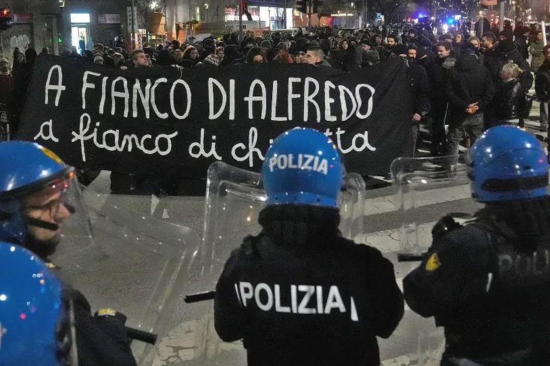 Gose greba bertan behera utzi du Alfredo Cospito preso politiko anarkistak, kondena berrikusteko bidea irekitzea lortu ostean