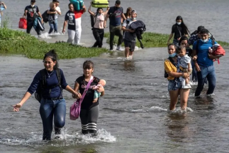 Bravo ibaia zeharkatzen ari dira ehunka eta ehunka migratzaile