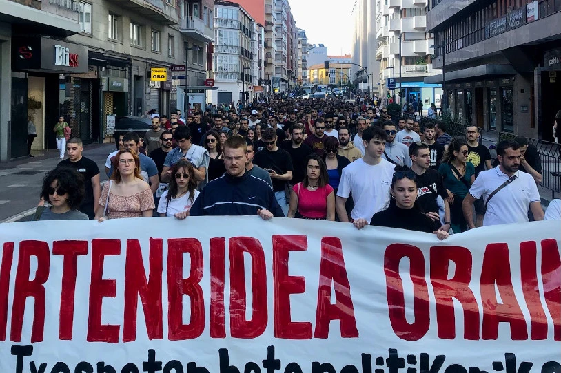 Gasteizko txosnetan GKSri eta Etxebizitza Sindikatuari jarritako beto politikoaren aurka mobilizatu dira asteburuan