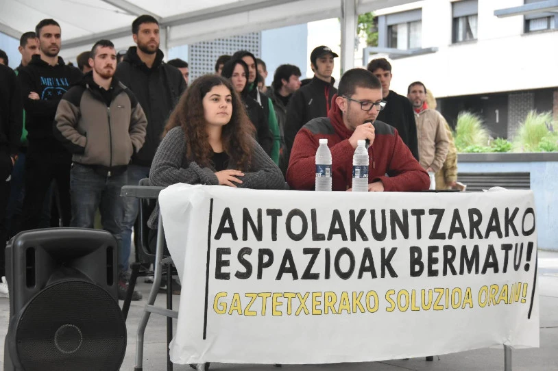 Burlatako Gaztetxea arriskuan dago, eta "jarduera independenterako espazio egonkor bat eskuratzeko" borrokari ekin diote