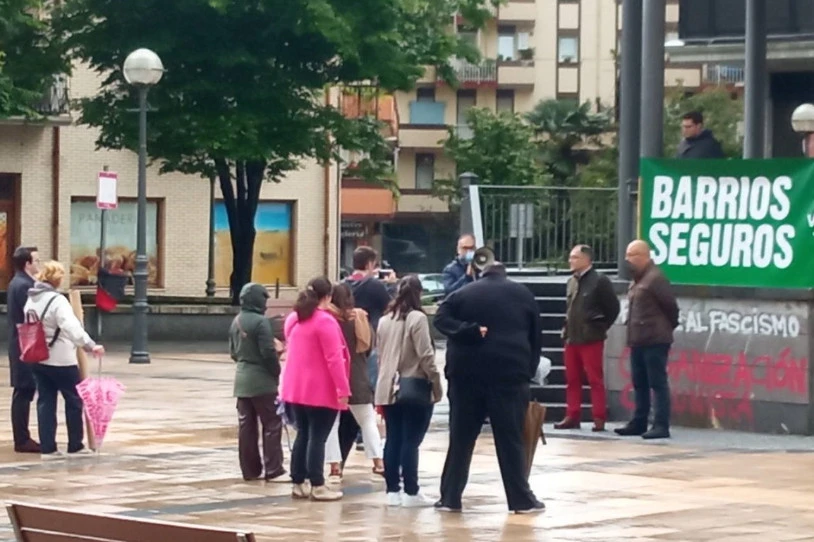 Voxen elkarretaratze baten aurka egin dute protesta Irunen