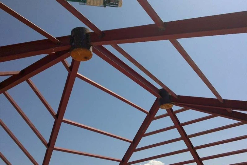 Langile bat hil da Azkoitian, hiru metroko altueratik jausita