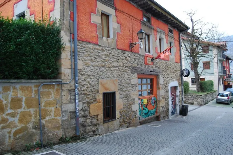 Eraso egin diete Altsasuko Gaztetxeari eta Mugimendu Sozialistako kideei